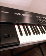 電子ピアノ　ローランド	